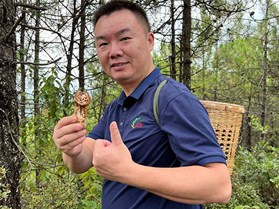 ACE tuvo un recorrido de exploración de hongos silvestres por la montaña Shangri-La.
